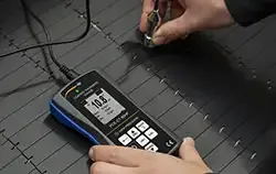 Kaplama Kalınlığı Ölçer PCE-CT 80HP kullanım esnasında.