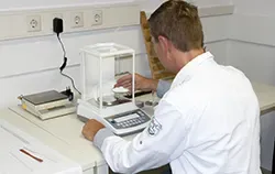 Üniversitelerde Malzeme Araştırmaları İçin Laboratuvar Terazisi.