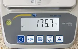 PCE-BSH 6000N Masaüstü Terazi, ağırlıkları 0,1 g'lık çözünürlükle gösterir.